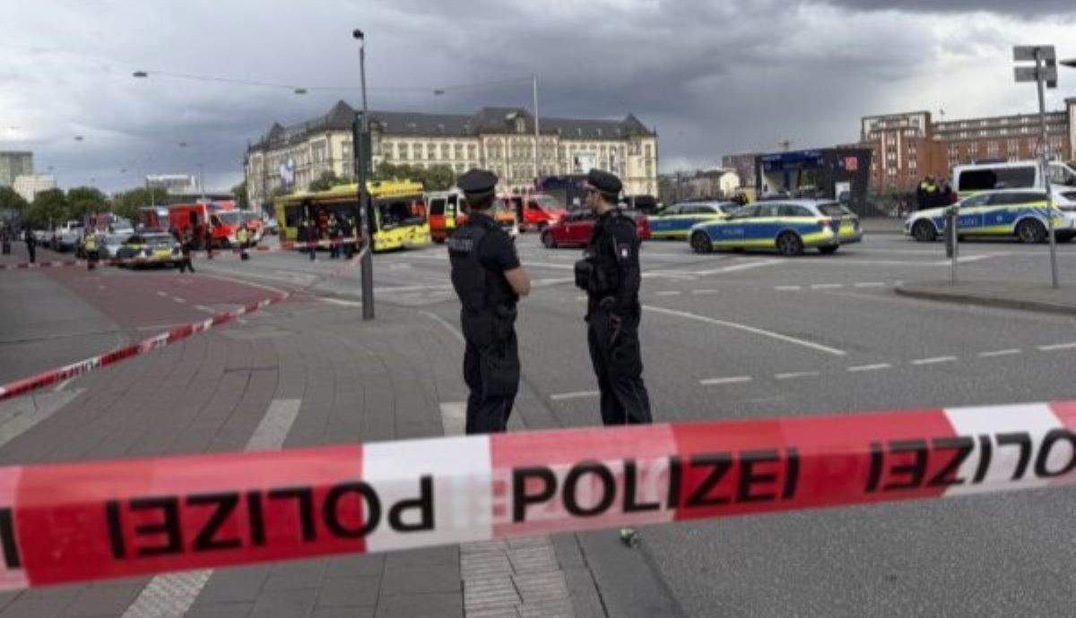 Amburgo, una donna accoltella e ferisce 17 persone in stazione: 4 sono gravi. Arrestata Amburgo, una donna accoltella e ferisce 17 persone in stazione: 4 sono gravi. Arrestata