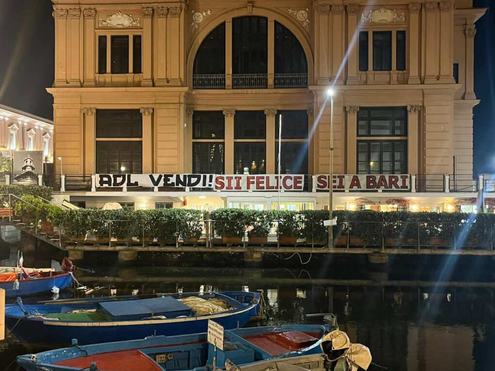 Bari, sul percorso del corteo storico spuntano striscioni contro i De Laurentiis: la contestazione dei tifosi Bari, sul percorso del corteo storico spuntano striscioni contro i De Laurentiis: la contestazione dei tifosi