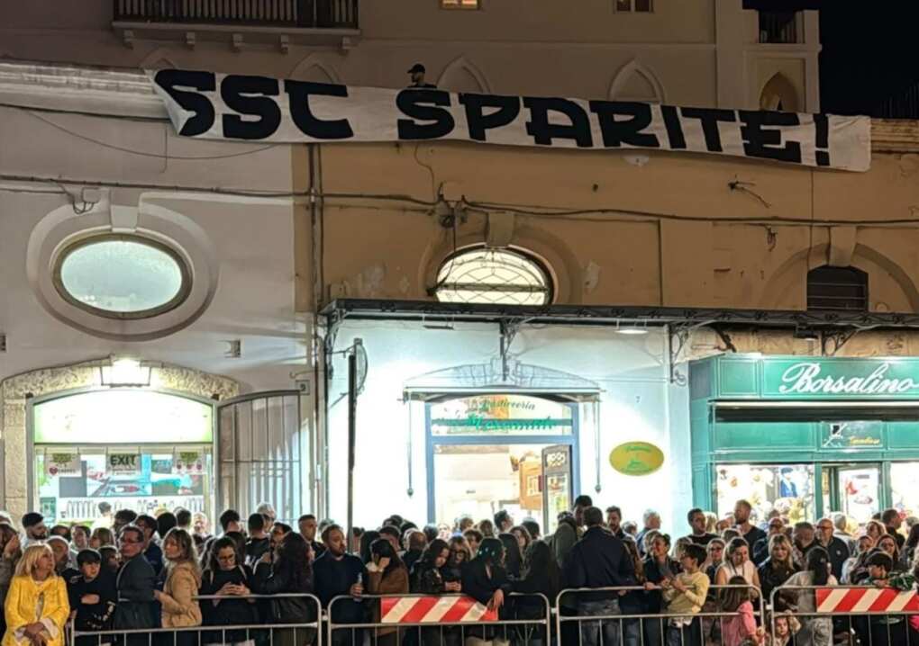 Bari, sul percorso del corteo storico spuntano striscioni contro i De Laurentiis: la contestazione dei tifosi Bari, sul percorso del corteo storico spuntano striscioni contro i De Laurentiis: la contestazione dei tifosi