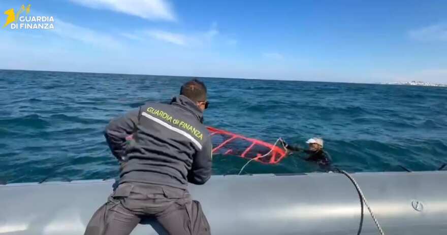 Vieste, turista tedesco in difficoltà mentre pratica windsurf: salvato dalla Guardia di finanza – FOTO Vieste, turista tedesco in difficoltà mentre pratica windsurf: salvato dalla Guardia di finanza – FOTO