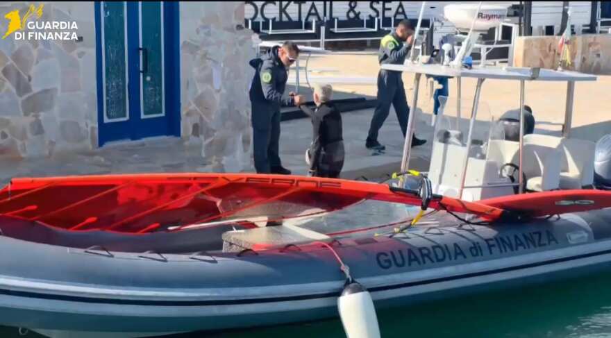 Vieste, turista tedesco in difficoltà mentre pratica windsurf: salvato dalla Guardia di finanza – FOTO Vieste, turista tedesco in difficoltà mentre pratica windsurf: salvato dalla Guardia di finanza – FOTO