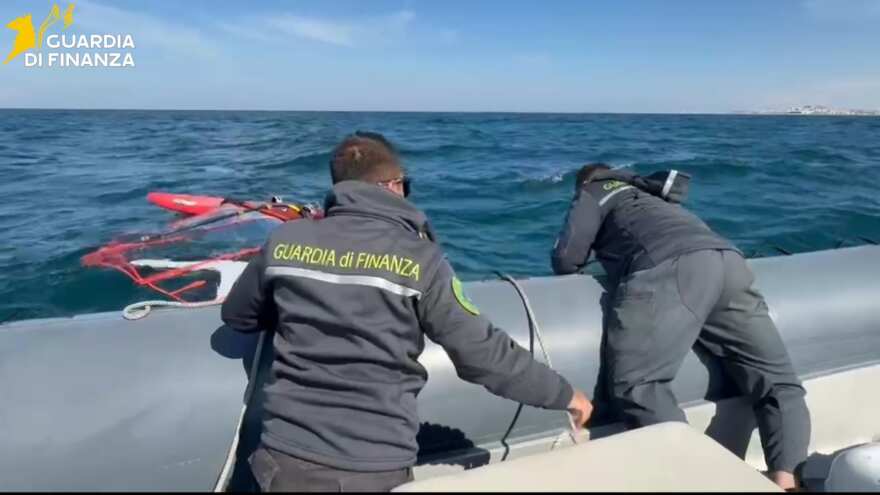 Vieste, turista tedesco in difficoltà mentre pratica windsurf: salvato dalla Guardia di finanza – FOTO Vieste, turista tedesco in difficoltà mentre pratica windsurf: salvato dalla Guardia di finanza – FOTO