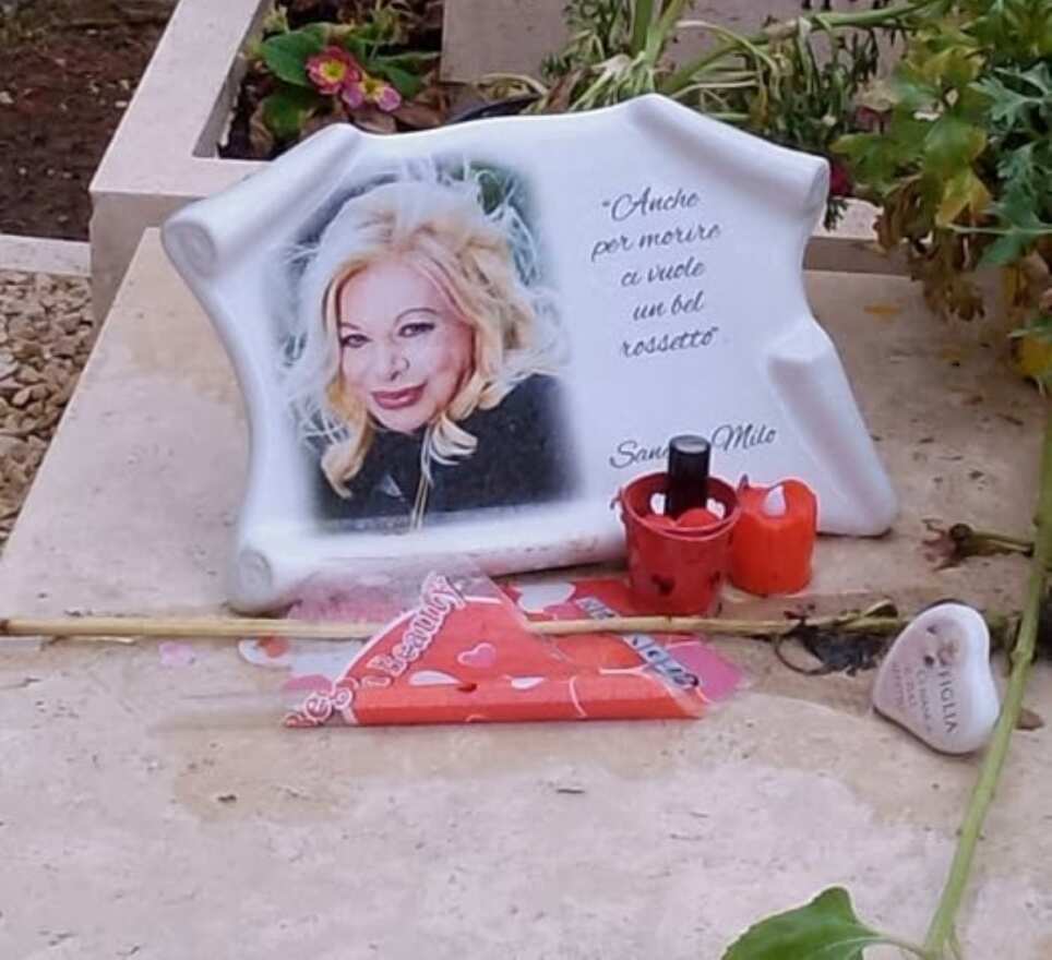 Roma, vandalizzata la tomba di Sandra Milo al cimitero del Verano Roma, vandalizzata la tomba di Sandra Milo al cimitero del Verano