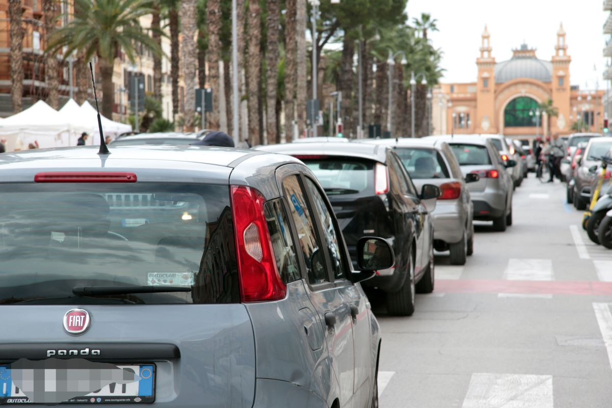 Bari, con le auto cresce l’inquinamento: mobilità sostenibile? Un miraggio