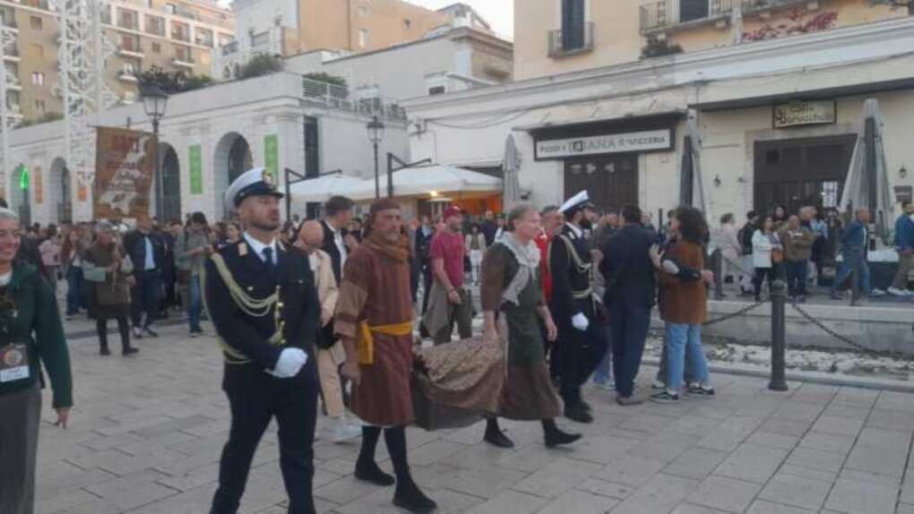 Bari, entra nel vivo la festa per San Nicola: si parte con la traslazione delle ossa Bari, entra nel vivo la festa per San Nicola: si parte con la traslazione delle ossa