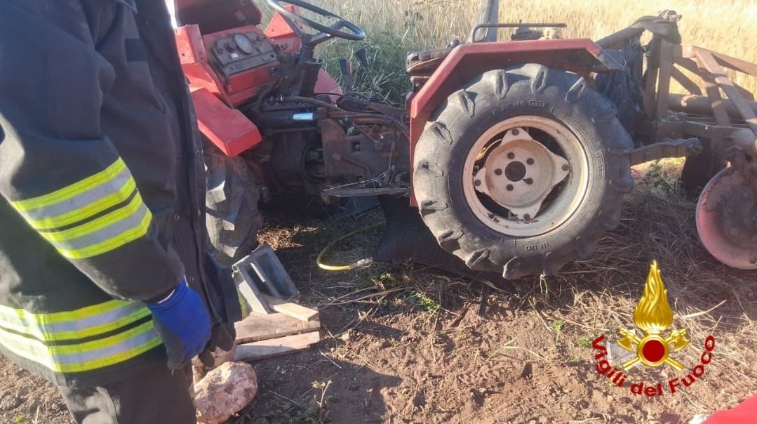 Mesagne, trattore esce fuori strada sulla Sp 74: agricoltore incastrato sotto il peso del veicolo