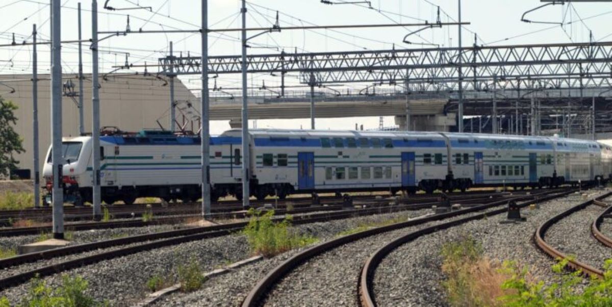 Tragedia a Cesano Maderno, travolta dal treno mentre attraversa con le cuffiette: muore 14enne