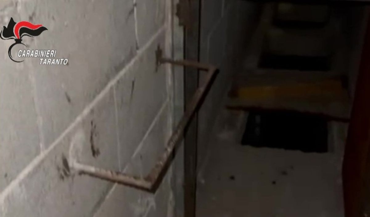 Ginosa, realizza un “tunnel” sotto il condominio per fuggire all’arresto: preso un 47enne – VIDEO Ginosa, realizza un “tunnel” sotto il condominio per fuggire all’arresto: preso un 47enne – VIDEO