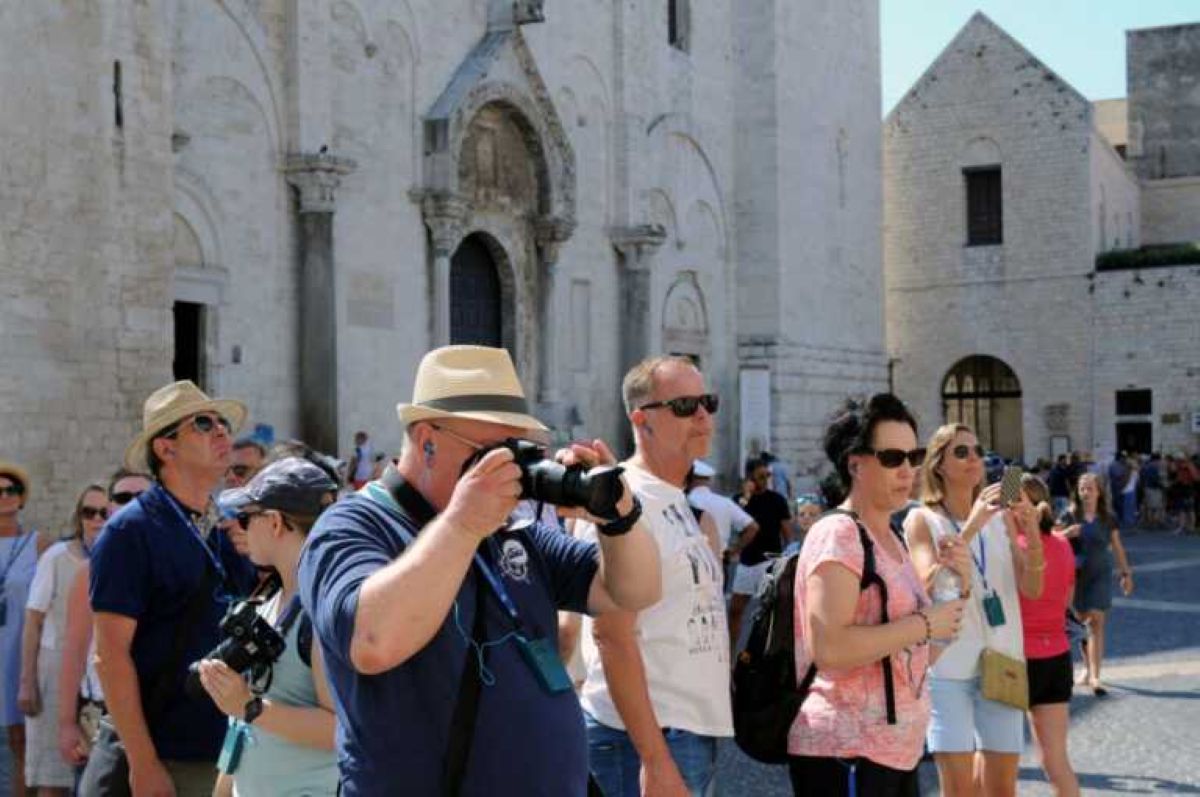 Bari finisce sul New York Times tra “malamovida” e overtourism: «La città rischia di perdere la sua autenticità?»