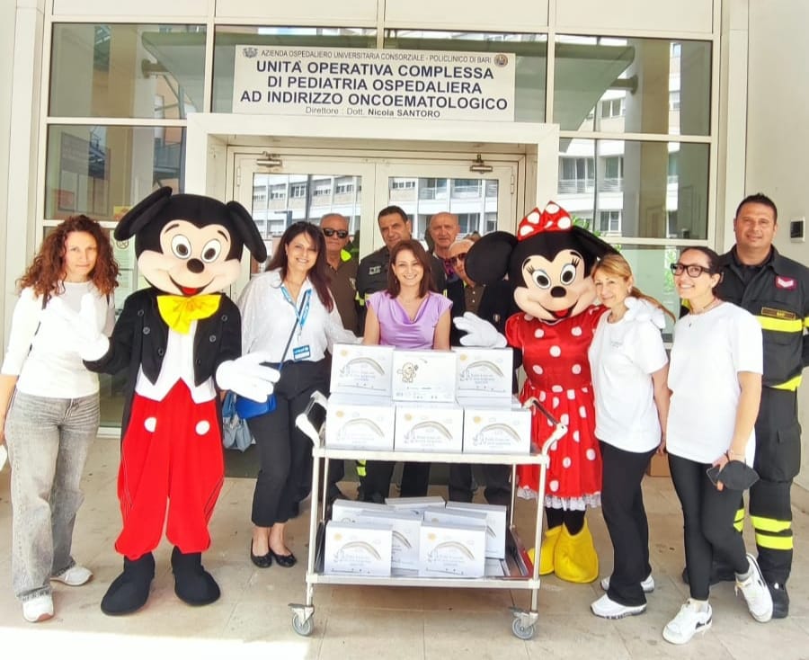 Gioia al Policlinico di Bari: i volontari Unicef donano giochi ai piccoli pazienti di Oncoematologia Pediatrica Gioia al Policlinico di Bari: i volontari Unicef donano giochi ai piccoli pazienti di Oncoematologia Pediatrica