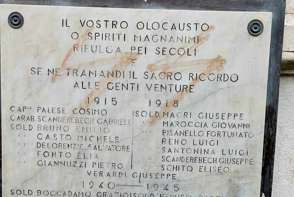 Oltraggio alla memoria a Felline, il monumento ai Caduti vandalizzato con il simbolo delle SS Oltraggio alla memoria a Felline, il monumento ai Caduti vandalizzato con il simbolo delle SS