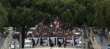 Bombe, cori e proteste fuori al San Nicola. I tifosi biancorossi a De Laurentiis: «Vendere» – VIDEO