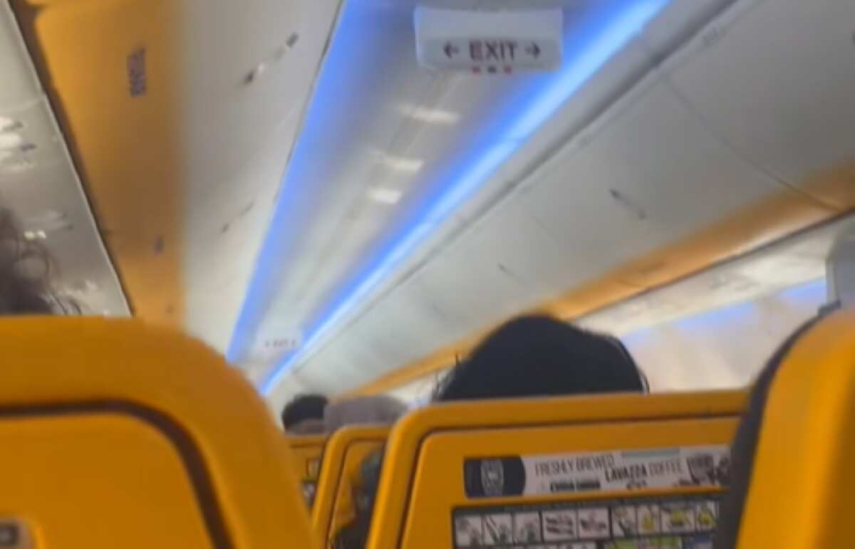 Ryanair, l’annuncio virale sul volo per Bari: «Complimenti se riuscite a seguire la dieta!» – VIDEO Ryanair, l’annuncio virale sul volo per Bari: «Complimenti se riuscite a seguire la dieta!» – VIDEO