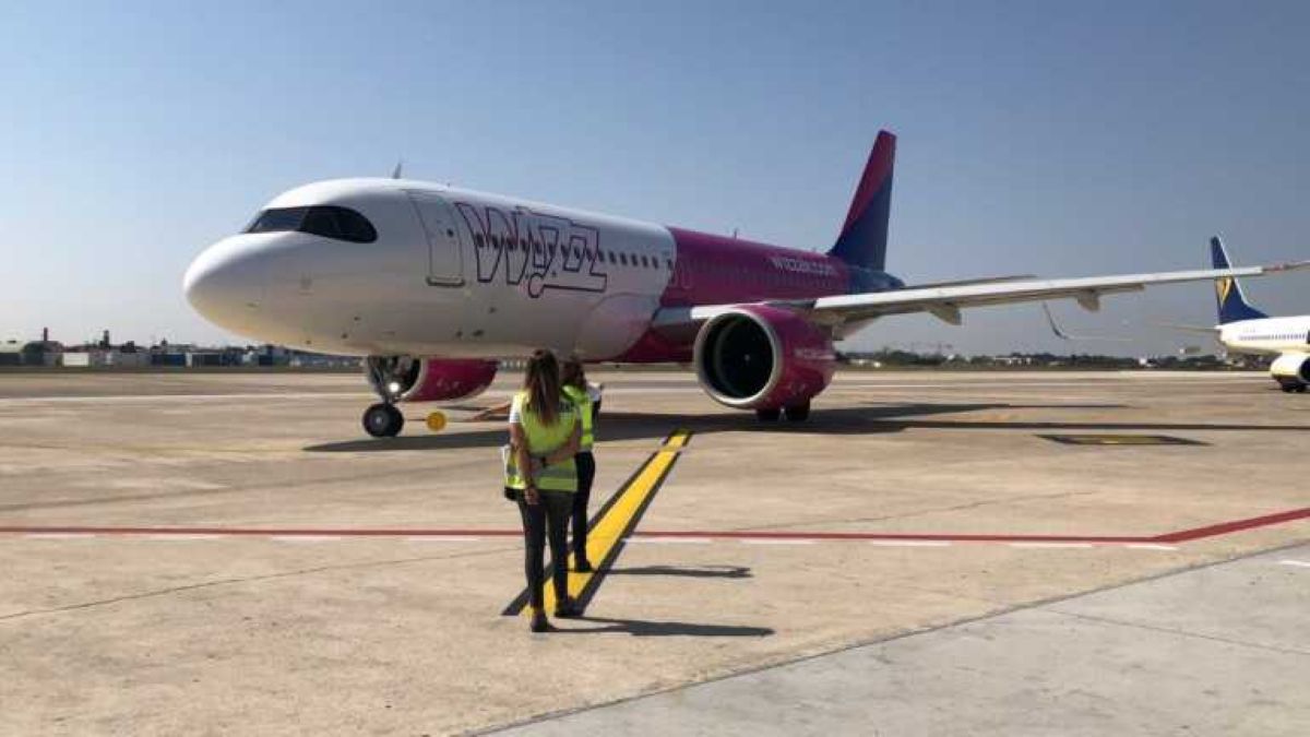 Problema al carrello sul volo Bari-Tirana, quasi 200 passeggeri restano a terra Problema al carrello sul volo Bari-Tirana, quasi 200 passeggeri restano a terra