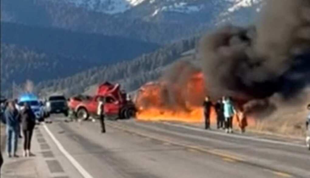 Yellowstone, scontro tra un pick-up e un furgone passeggeri: morti 7 turisti, un’italiana tra loro Yellowstone, scontro tra un pick-up e un furgone passeggeri: morti 7 turisti, un’italiana tra loro