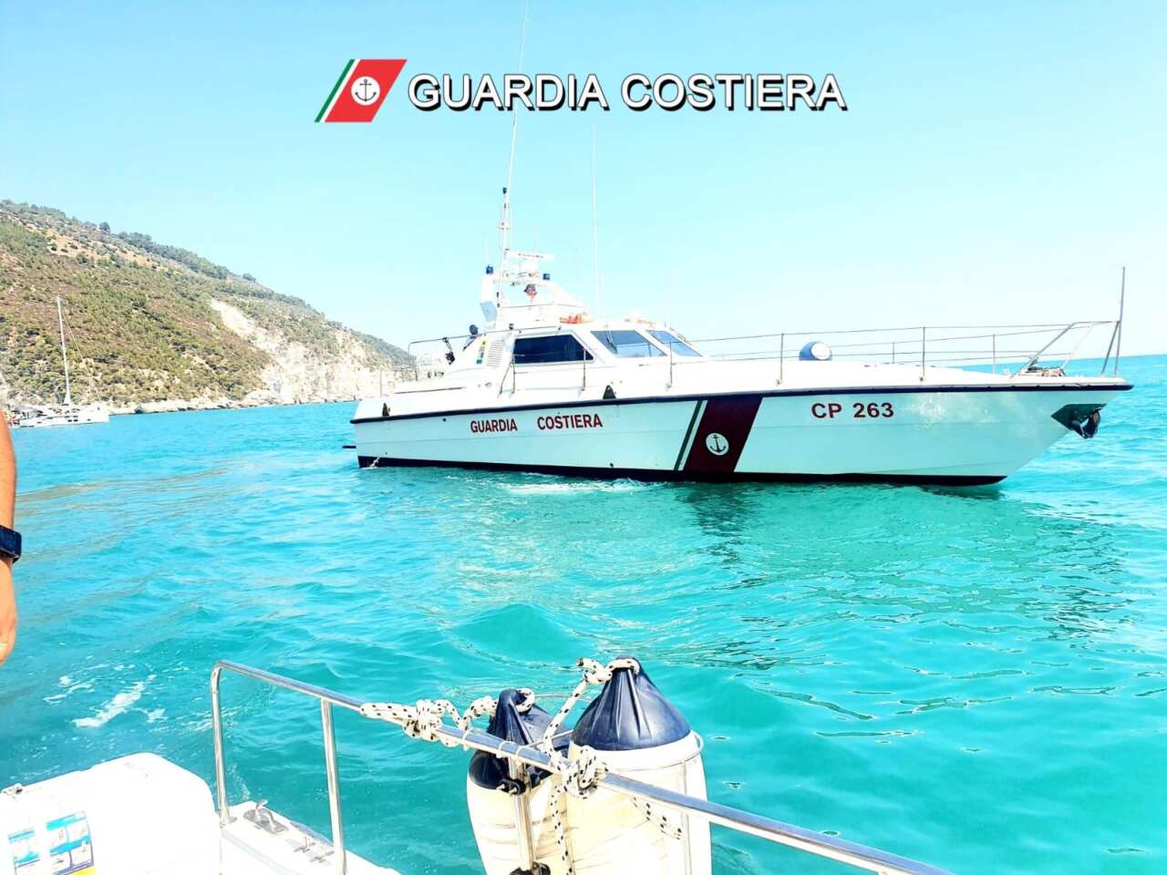 Galleria foto 'Possibili chiazze di idrocarburi al largo della Puglia, controlli in mare e sorvoli aerei' - foto 3