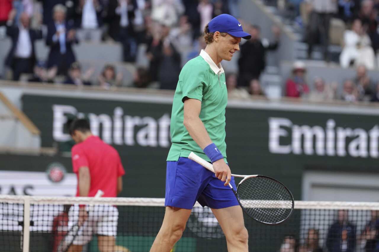 Roland Garros, Jannik Sinner vola in finale ancora contro Alcaraz: battuto Djokovic in tre set tiratissimi