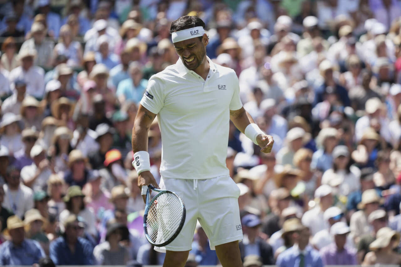 Wimbledon 2025, Fognini sfiora l’impresa ma si arrende dopo 4 ore e 26 minuti: Alcaraz vince al quinto set Wimbledon 2025, Fognini sfiora l’impresa ma si arrende dopo 4 ore e 26 minuti: Alcaraz vince al quinto set