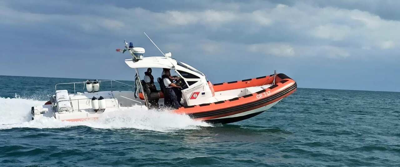 Galleria foto 'Possibili chiazze di idrocarburi al largo della Puglia, controlli in mare e sorvoli aerei' - foto 2