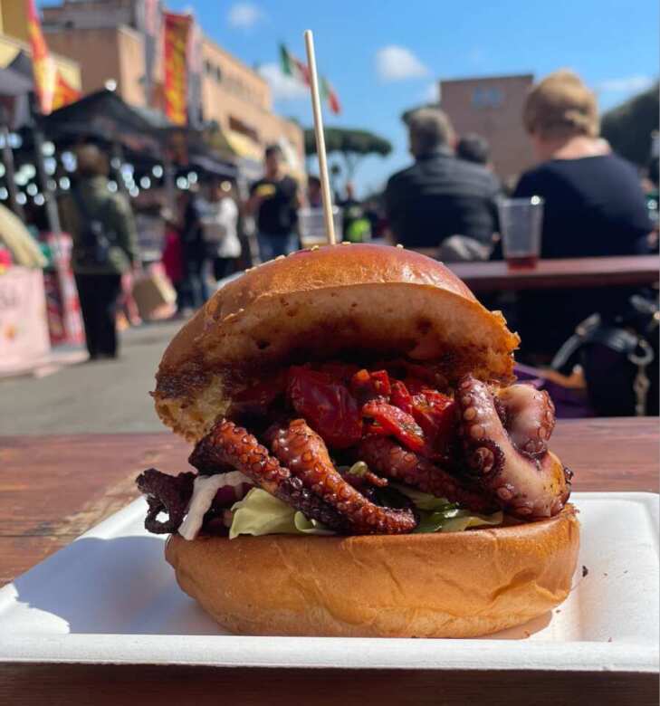 Galleria foto 'L’International Street Food torna a Bari: un viaggio gastronomico tra gli stand in Largo Giannella – FOTO' - foto 2