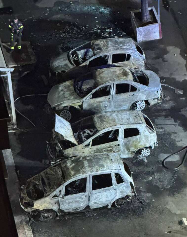 Galleria foto 'Manfredonia, incendiate sei auto vicino alle abitazioni: cresce la preoccupazione tra residenti' - foto 1