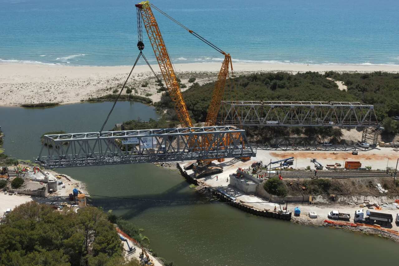 Tornano i treni sulla linea Taranto-Potenza, completati i lavori per la sostituzione del ponte sul Lato – VIDEO Tornano i treni sulla linea Taranto-Potenza, completati i lavori per la sostituzione del ponte sul Lato – VIDEO