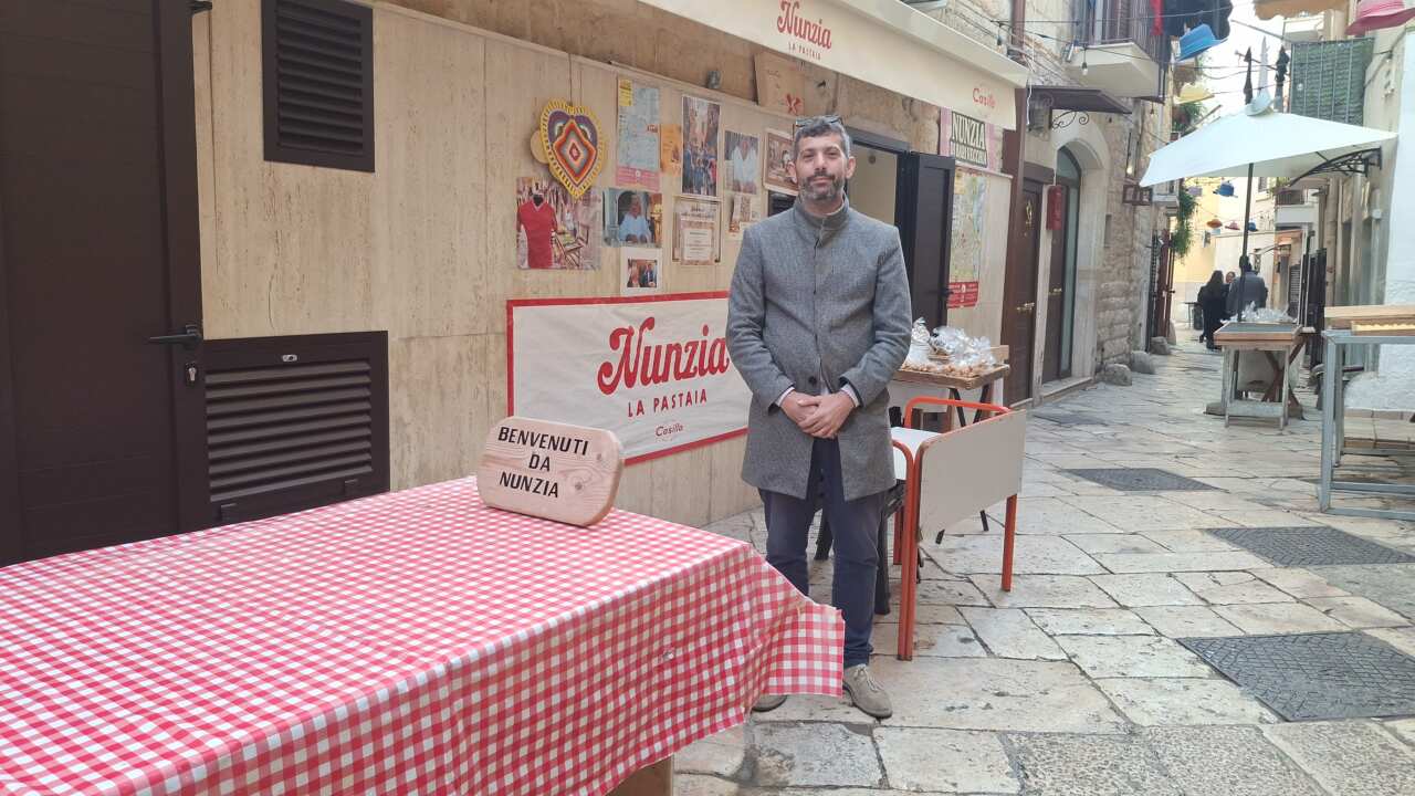 Orecchiette a Bari Vecchia, arrivano “Le Iene” e le pastaie si avvisano tra di loro: «Togli tutto» – VIDEO Orecchiette a Bari Vecchia, arrivano “Le Iene” e le pastaie si avvisano tra di loro: «Togli tutto» – VIDEO
