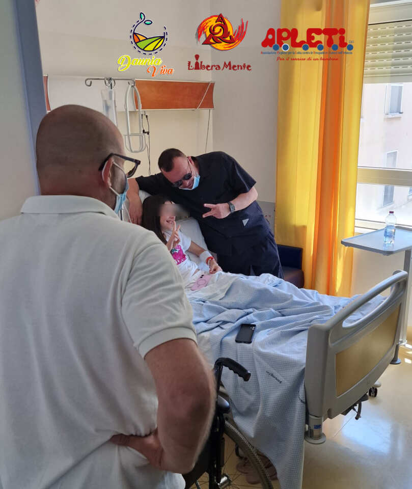Gigi D’Alessio abbraccia i “piccoli guerrieri” del Policlinico di Bari: «Non mollate mai» – FOTO