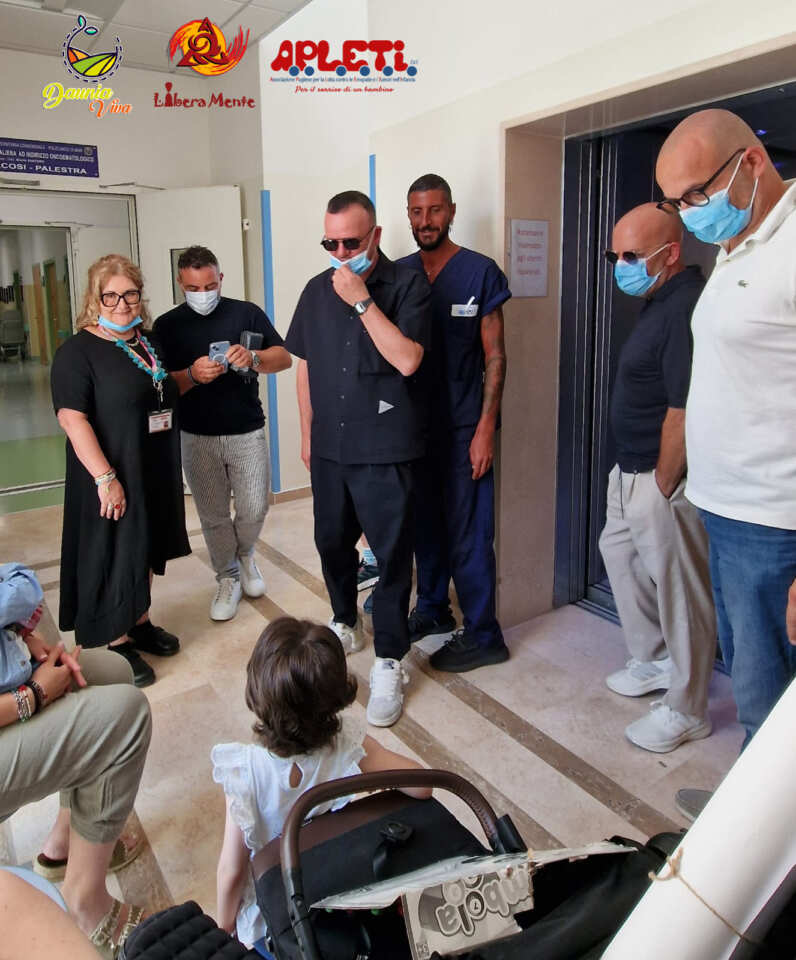 Gigi D’Alessio abbraccia i “piccoli guerrieri” del Policlinico di Bari: «Non mollate mai» – FOTO
