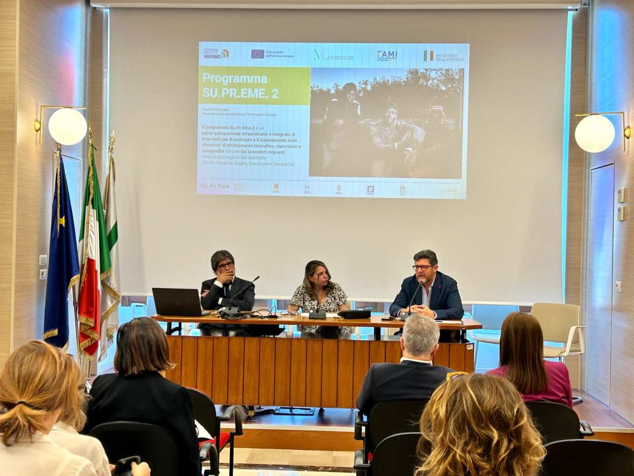 In Puglia 12 Poli sociali integrati contro il caporalato: previsto anche il trasporto dei migranti e il cohousing – VIDEO In Puglia 12 Poli sociali integrati contro il caporalato: previsto anche il trasporto dei migranti e il cohousing – VIDEO