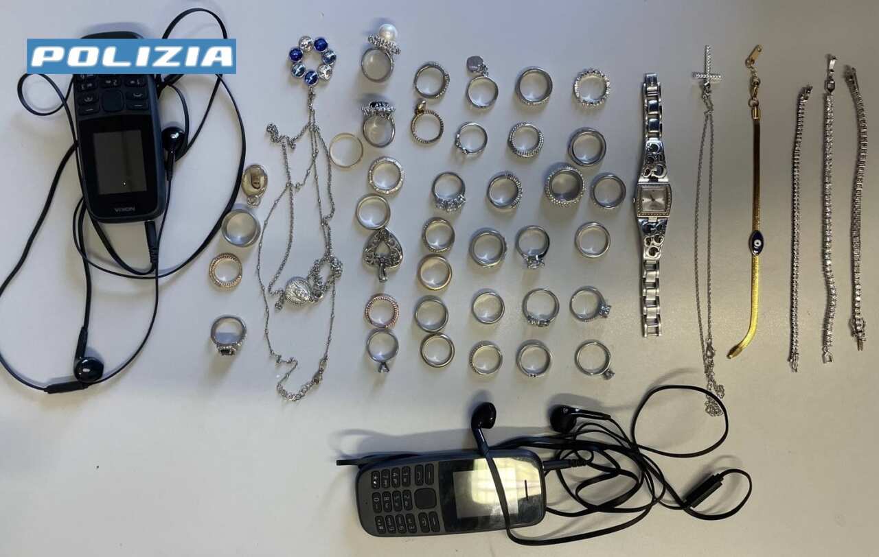 Bari, scoperti con 20mila euro di preziosi e chiavi clonate: arrestati 2 ladri e un rapinatore seriale Bari, scoperti con 20mila euro di preziosi e chiavi clonate: arrestati 2 ladri e un rapinatore seriale