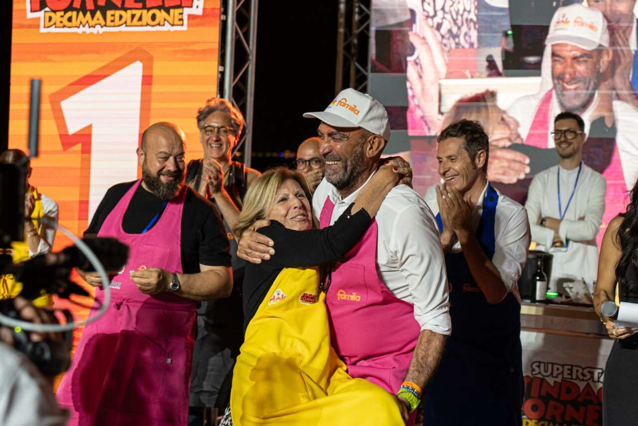 Galleria foto 'Bisceglie, i sindaci si sfidano a suon di ricette: ai fornelli vincono Leccese e la prima cittadina di Baronissi – VIDEO' - foto 1