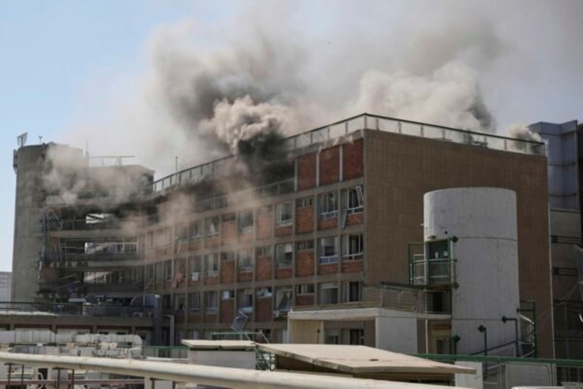 Galleria foto 'Iran-Israele, pioggia di missili e raid su ospedali: rischio escalation con USA e Russia in allerta' - foto 1