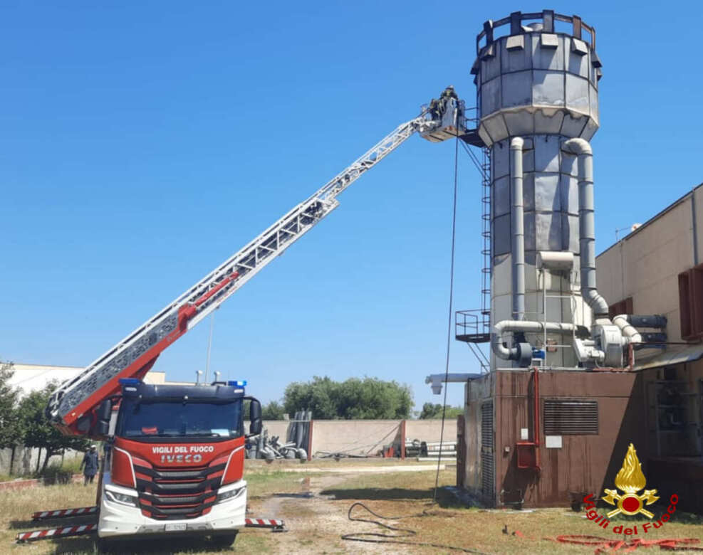 Galleria foto 'Incendio sfiorato a Monopoli: operai e impianto sprinkler sventano il peggio in un’azienda di legname – FOTO' - foto 3