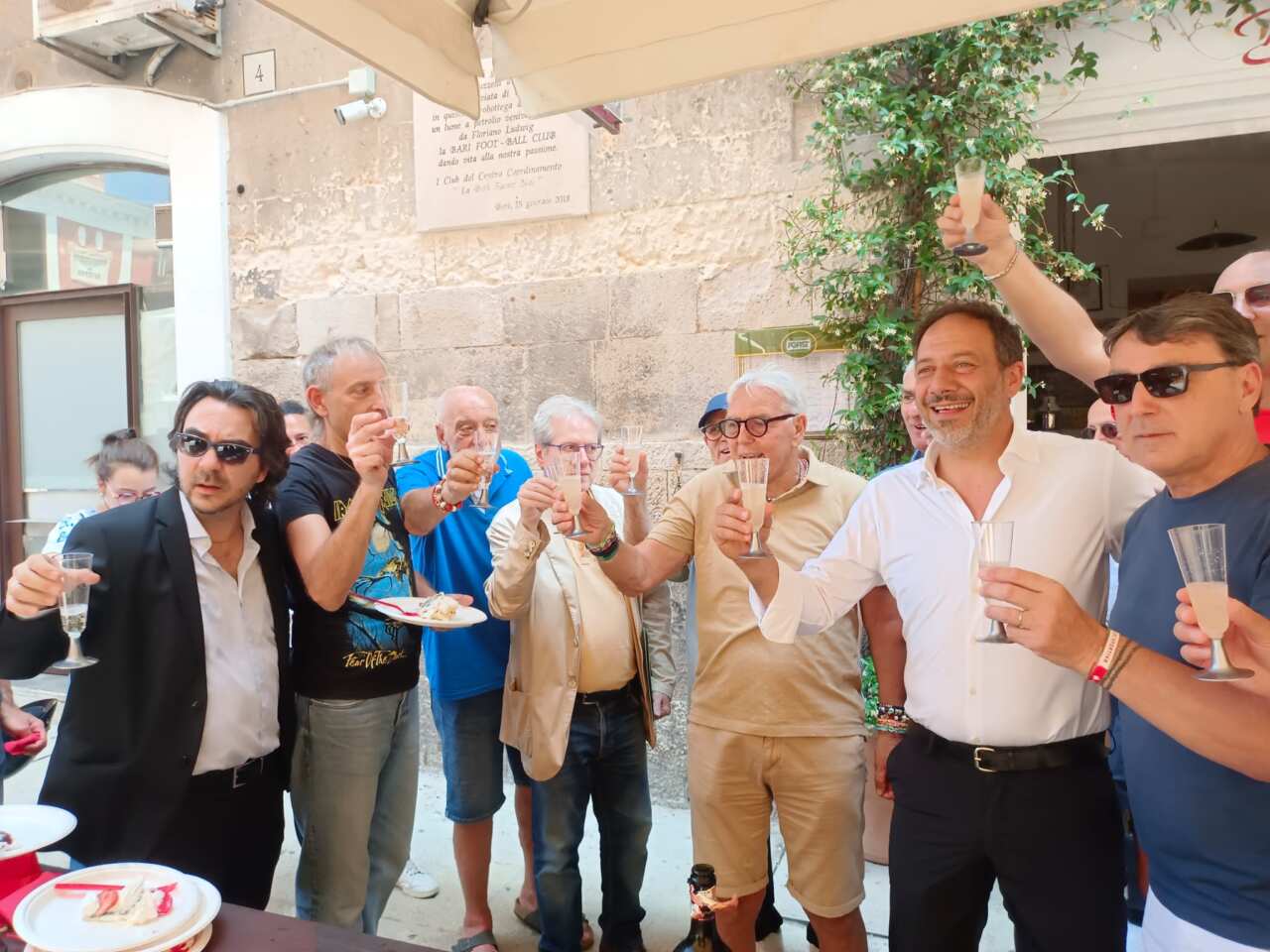 Galleria foto 'Bari, 80 anni di cuore biancorosso: festa a sorpresa per Pasquale “Ualino” Loseto – VIDEO' - foto 1