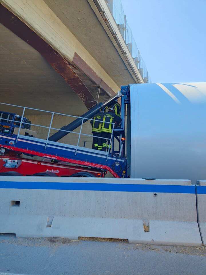 Camion con pala eolica incastrato sotto un ponte sulla Ss 89: traffico bloccato tra Foggia e Manfredonia