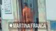 Martina Franca, un uomo si aggira completamente nudo per il centro storico: stupore tra i passanti – VIDEO