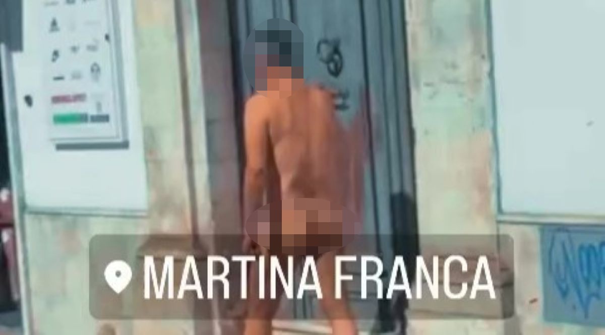 Galleria foto 'Martina Franca, un uomo si aggira completamente nudo per il centro storico: stupore tra i passanti – VIDEO' - foto 1