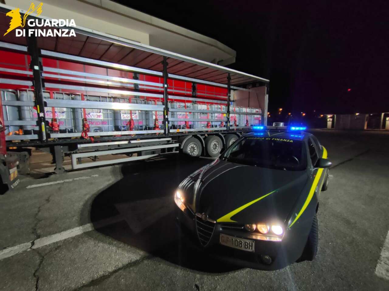 Galleria foto 'Alcol di contrabbando dalla Polonia alla provincia di Foggia: sequestrati 24mila litri, tre denunce' - foto 1