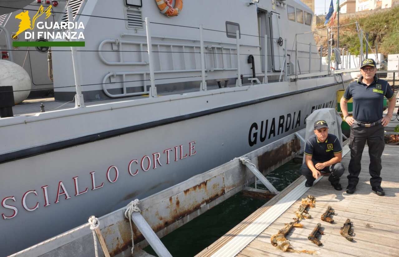 Galleria foto 'San Pietro Vernotico, trovate armi da guerra in mare: sul fondale due kalashnikov e tre mitragliatrici' - foto 1