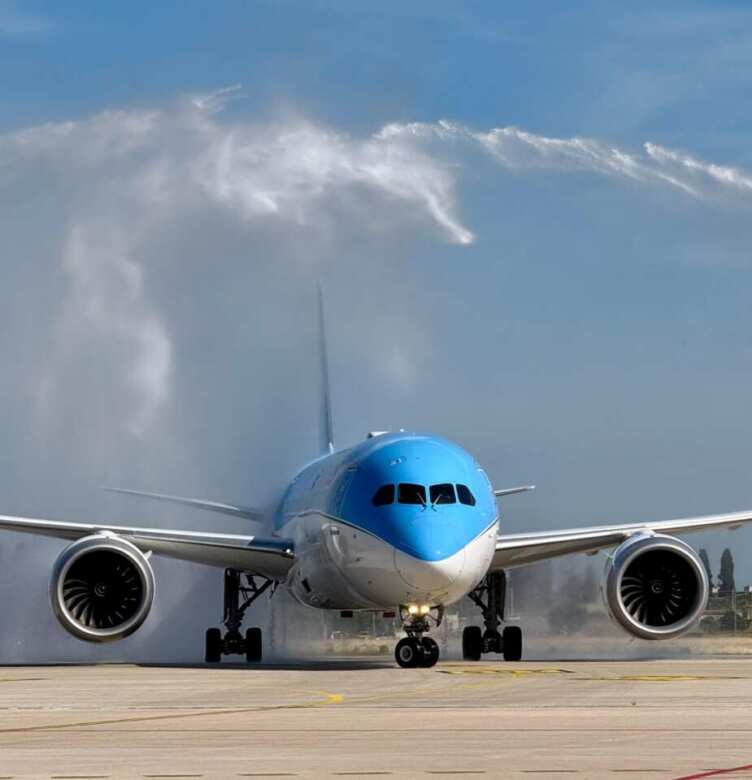 Galleria foto 'Bari, giornata storica in aeroporto: è atterrato il primo volo diretto da New York – FOTO e VIDEO' - foto 17