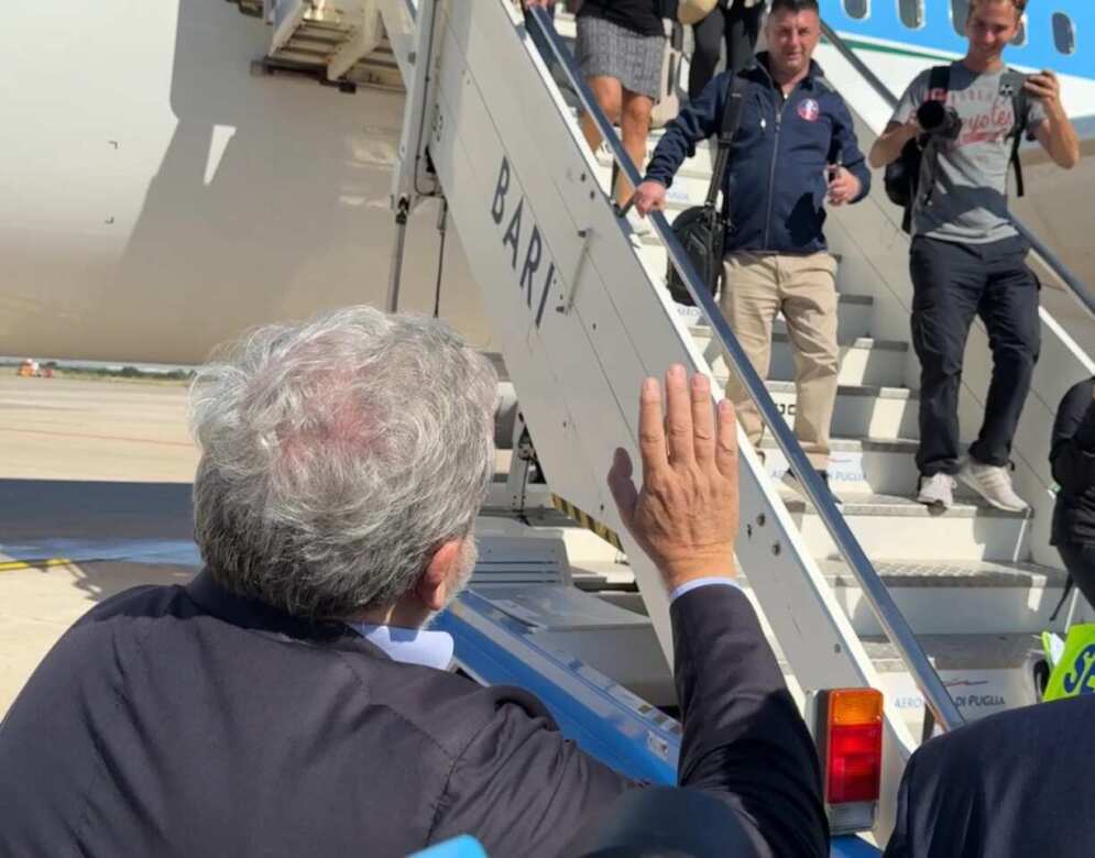 Galleria foto 'Bari, giornata storica in aeroporto: è atterrato il primo volo diretto da New York – FOTO e VIDEO' - foto 19
