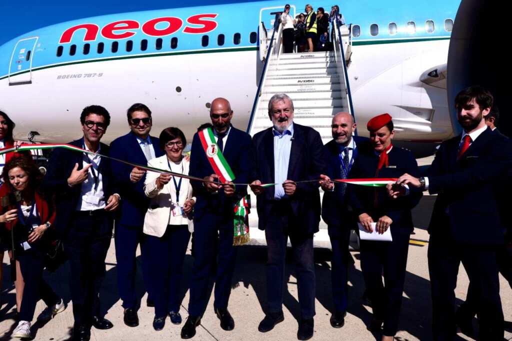 Galleria foto 'Bari, giornata storica in aeroporto: è atterrato il primo volo diretto da New York – FOTO e VIDEO' - foto 7