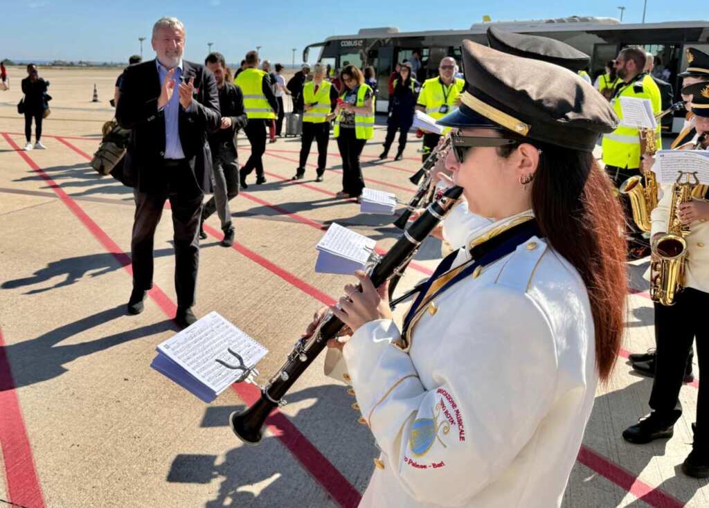 Galleria foto 'Bari, giornata storica in aeroporto: è atterrato il primo volo diretto da New York – FOTO e VIDEO' - foto 4