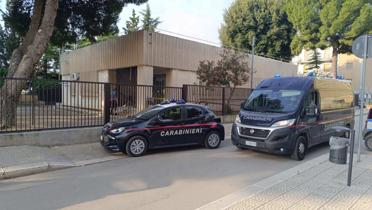 Galleria foto 'Doppia esplosione nel Foggiano, nel capoluogo bomba davanti a un negozio. A Orta Nova assalto al bancomat' - foto 1