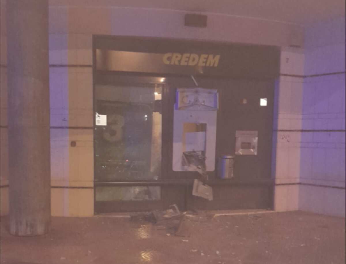 Galleria foto 'Assalto fallito ad uno sportello ATM a Bisceglie: malviventi in fuga dopo l’esplosione' - foto 1