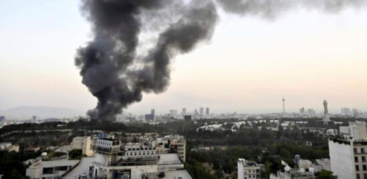 Galleria foto 'Israele-Iran, sale la tensione: ucciso un generale, missili su Tel Aviv e Teheran in allarme' - foto 1