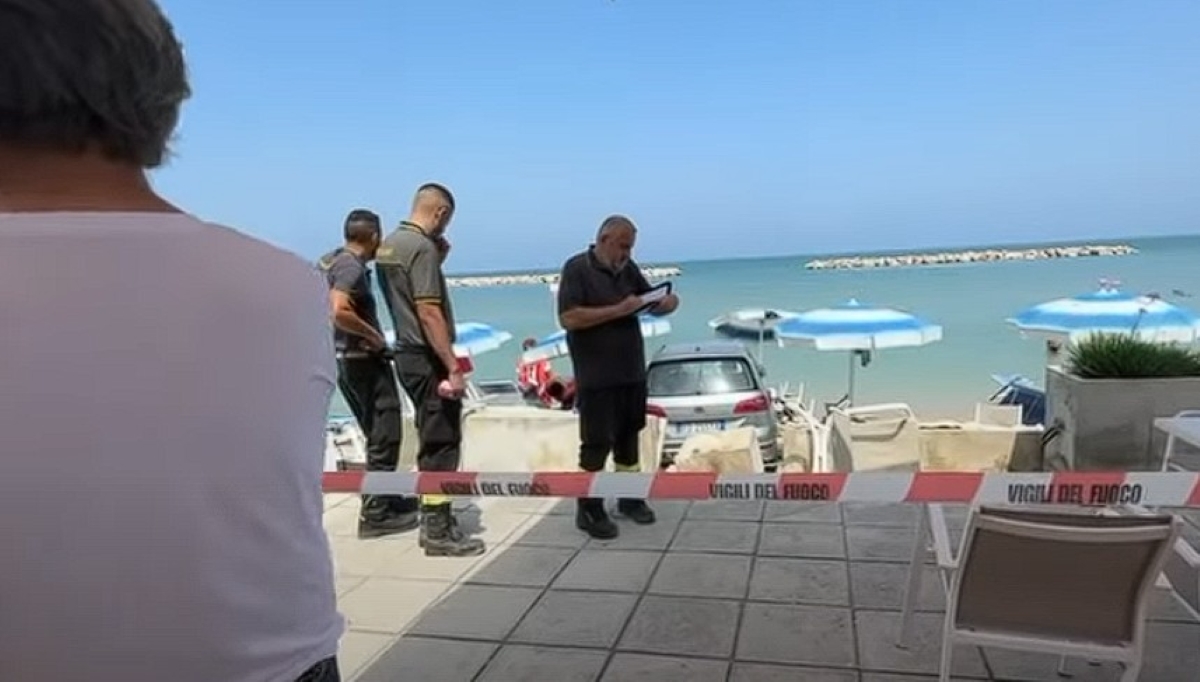 Galleria foto 'Alba Adriatica, auto sugli ombrelloni in spiaggia: tre feriti' - foto 1