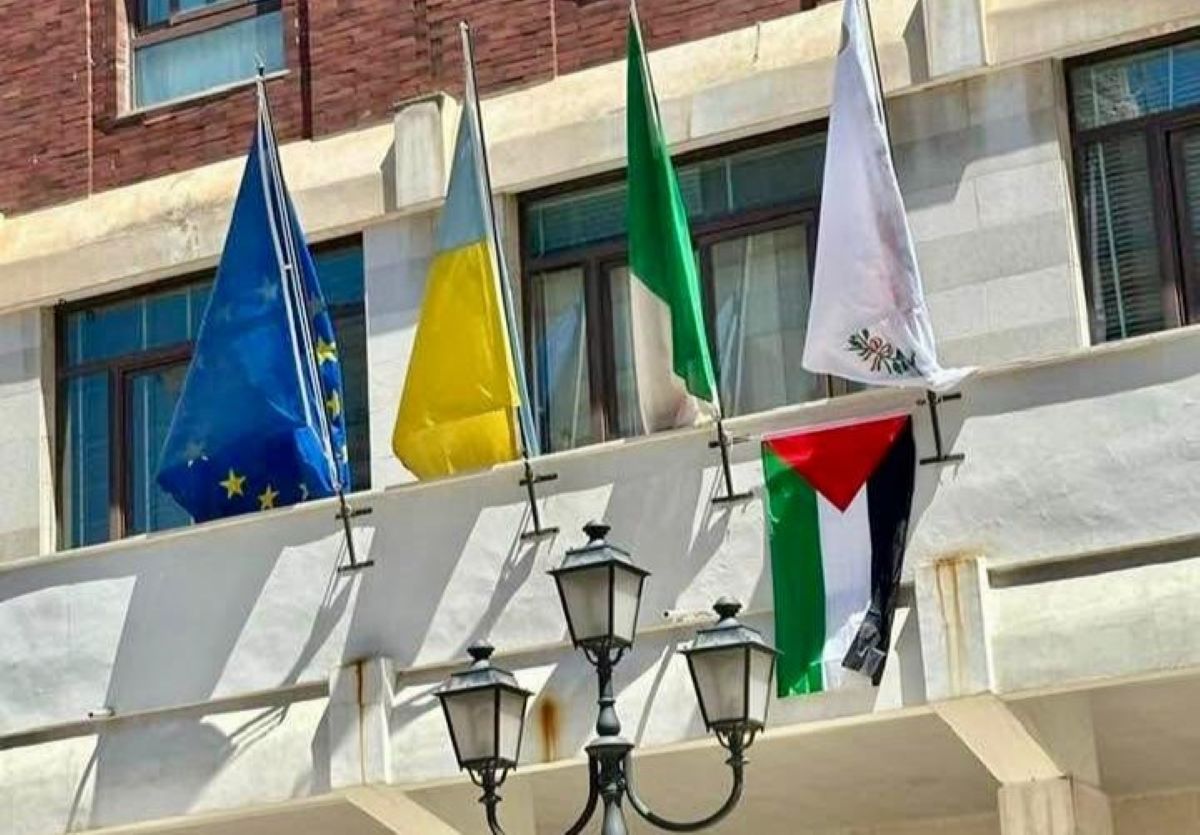 Barletta, il sindaco espone la bandiera della Palestina: «Segno di solidarietà, non ideologico» Barletta, il sindaco espone la bandiera della Palestina: «Segno di solidarietà, non ideologico»