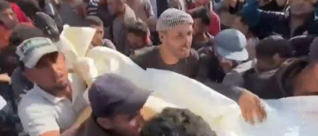 Bombe su Gaza, Israele attacca una casa civile. Hamas: «14 morti, tra loro 6 bambini e 3 donne»